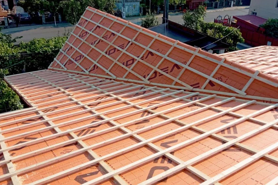Paropriepustná membrána počiatočnej krytiny pre odolnosť a energetickú účinnosť budovy