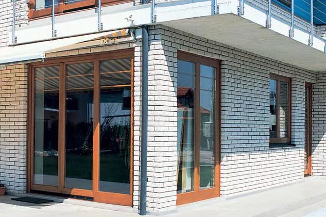 Montáž stĺpikov zábradlia na balkón alebo terasu