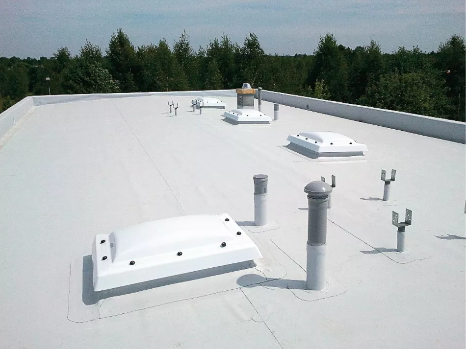 Pokrivanje ravnog krova membranom. PVC, EPDM ili TPO krovne membrane