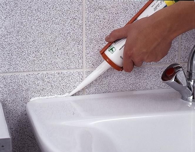 Silikon, akryl a tmely. Druhy silikonu a jejich použití."