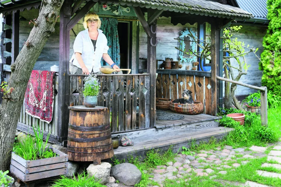 Художник в историческа къща Kurpie. Вижте как 130-годишната къща сега кипи от нов живот